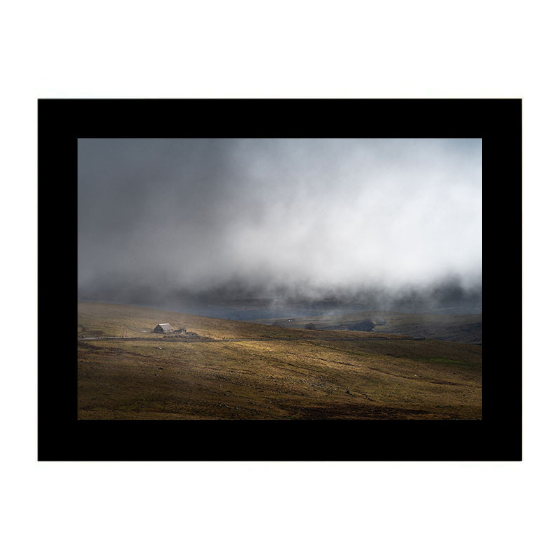 Aubrac, paysage dans la brume avec cadre