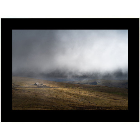 Aubrac, paysage dans la brume avec cadre